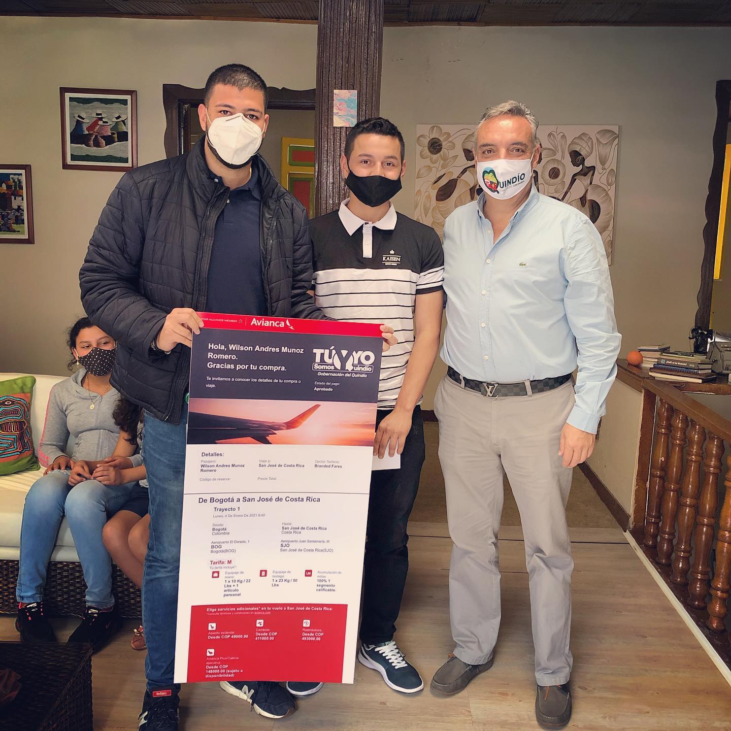 BECADO WILSON ANDRÉS RECIBIÓ DE LA GOBERNACIÓN TIQUETE PARA IR A COSTA RICA