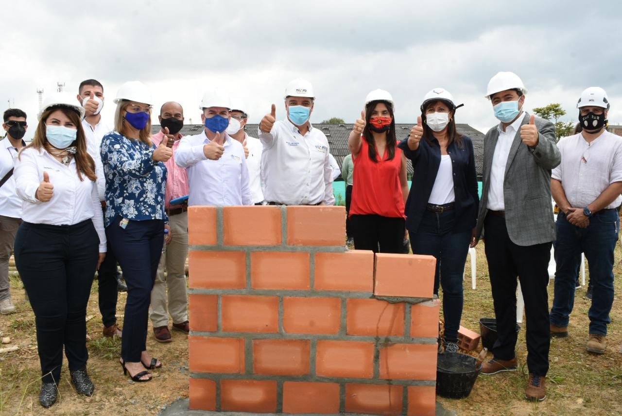 "PRIMERA PIEDRA" PARA CONSTRUIR EL LICEO ANDINO DE LA SANTISIMA TRINIDAD