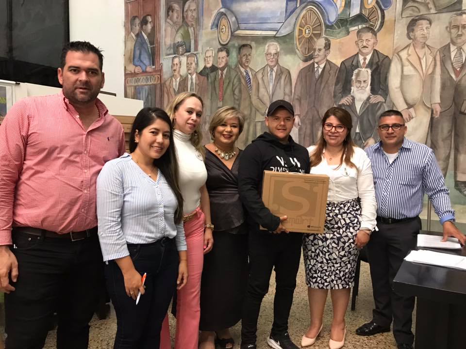 ENTREGA DE COMPUTADORES A DOCENTES QUE APROBARON DIPLOMADO INNOVATIC